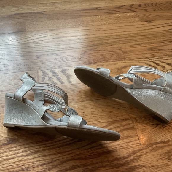 Silve wedge heels NY transit size 7.5 - Picture 7 of 7